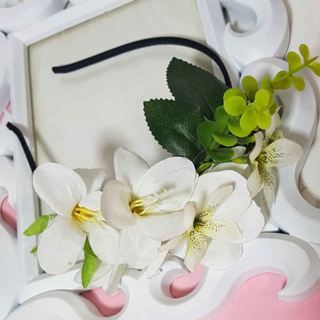 Diadema con flores blancas